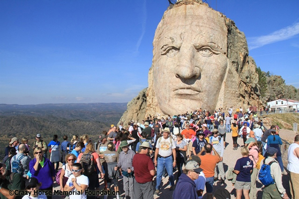 photo-crazy-horse-tourists