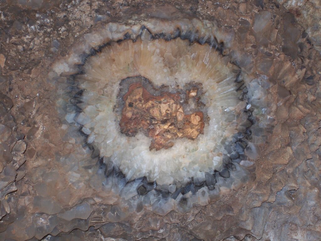 photo-circular-formation-center-gold