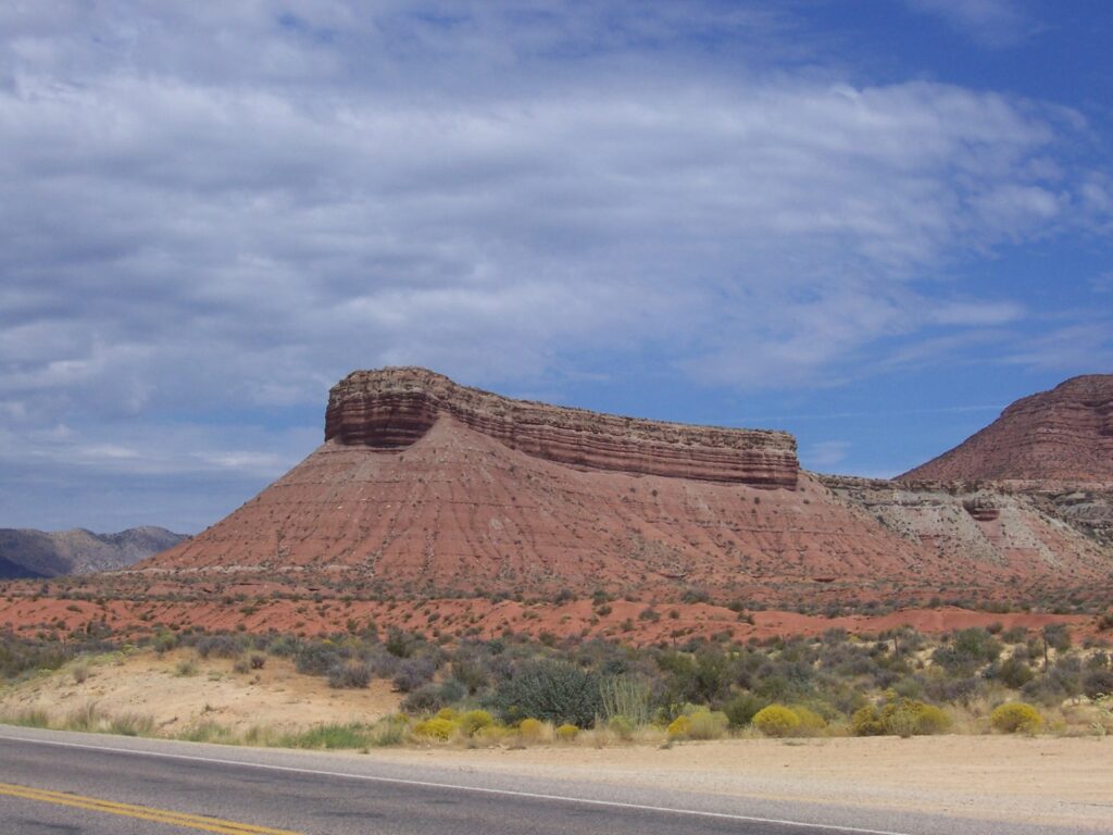 photo-close-up-cliff-with-erosion-piles
