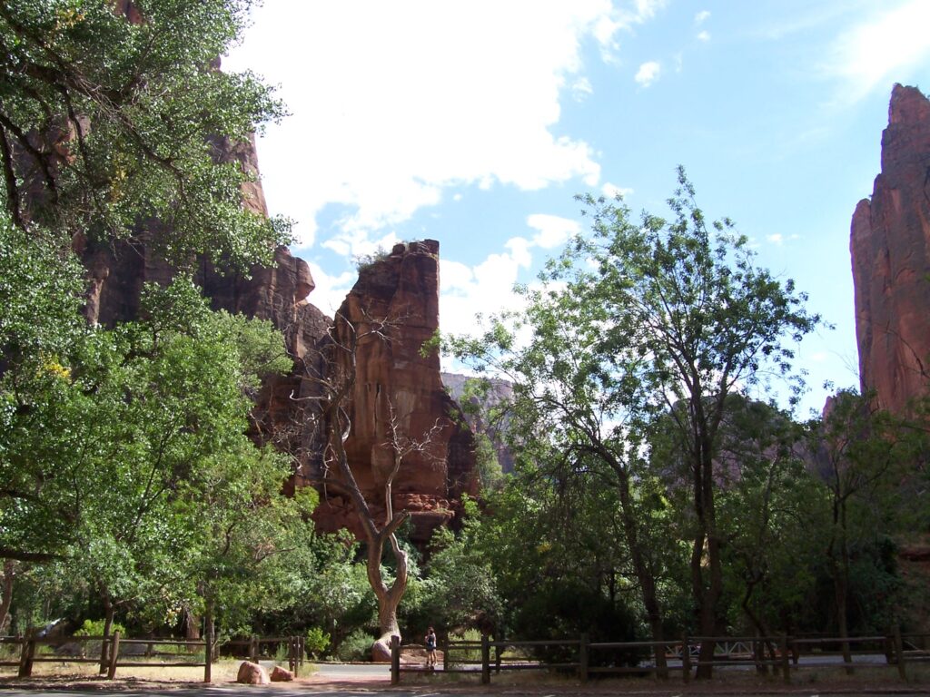 photo-zion-entrance-limestone-tower