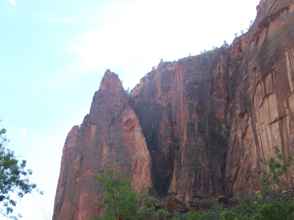 photo-close-up-towering-limestone-jagged-peaks