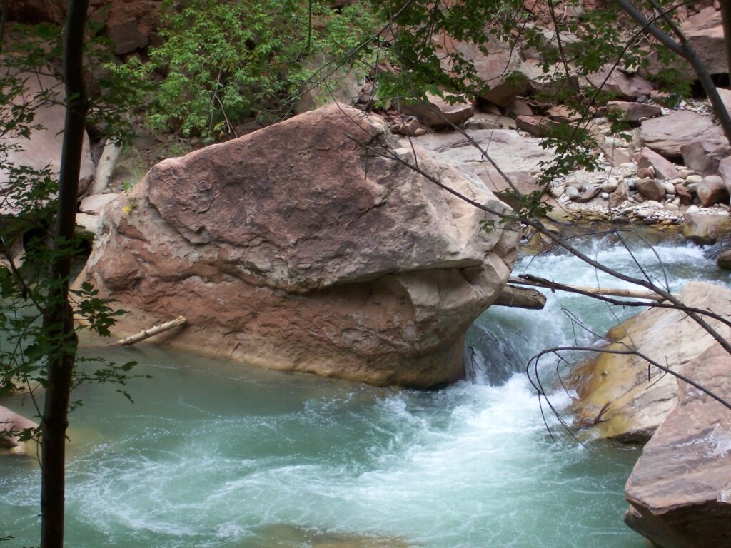 photo-close-up-shows-how-water-erodes-rock