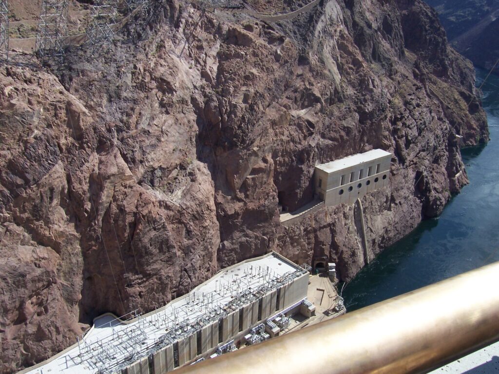 photo-AZ-looking-off-dam