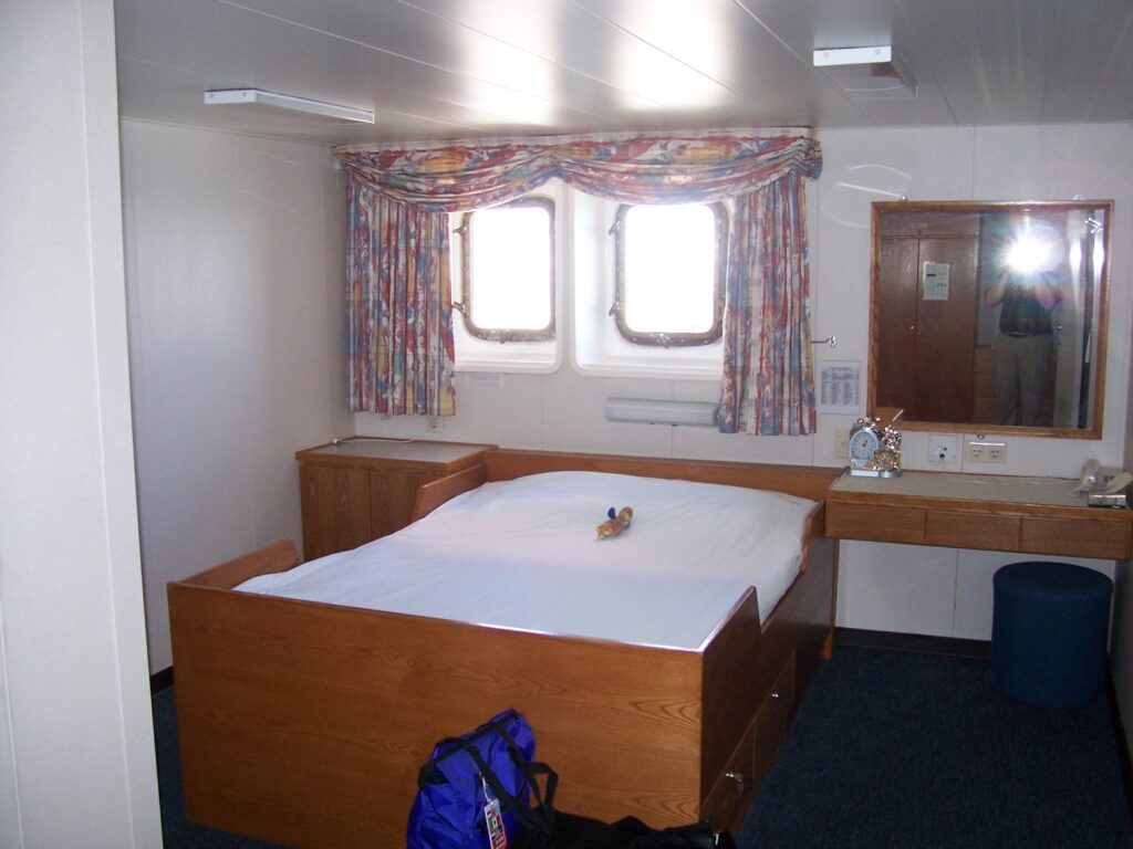 photo-owners-bedroom-2-portholes