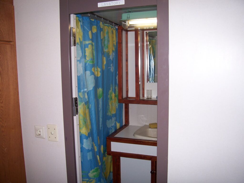 photo-shower-in-owners-cabin