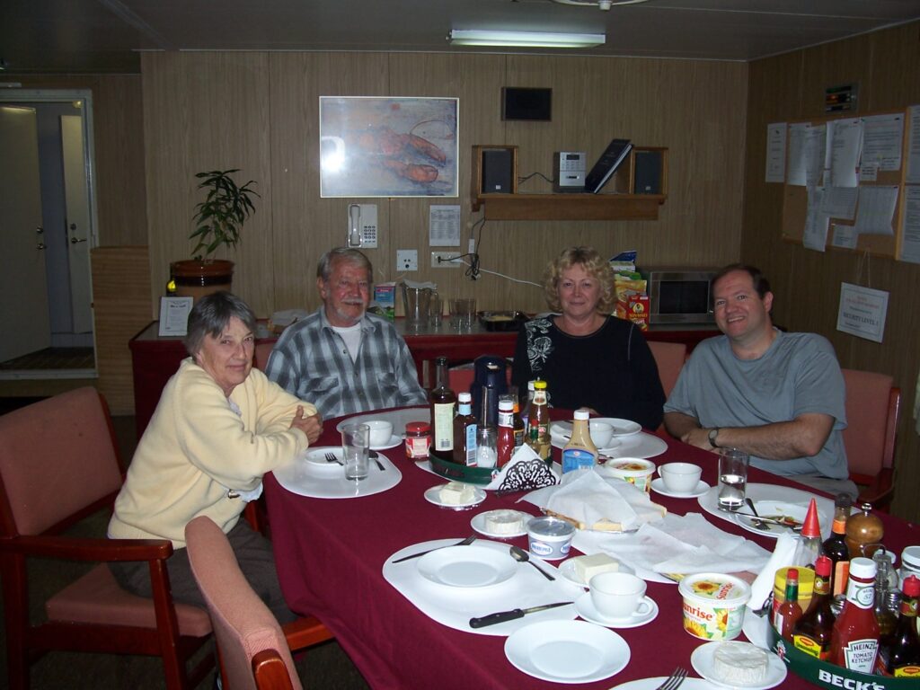 photo-4-passengers-officers-table
